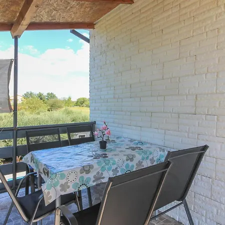 Flat Maya With Private Pool, Garden Near The Town Center