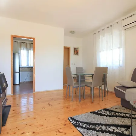 Vila Flat Maya With Private Pool, Garden Near The Town Center Pula