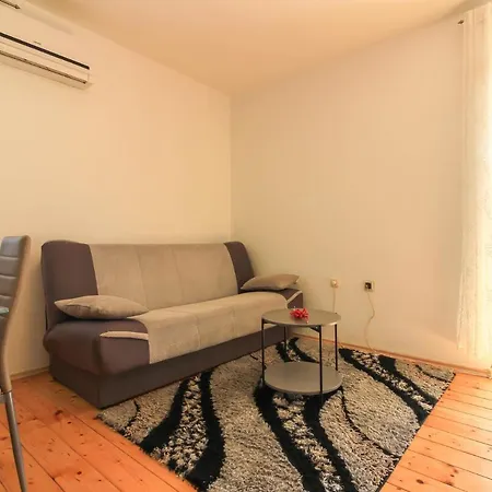 Flat Maya With Private Pool, Garden Near The Town Center Vila