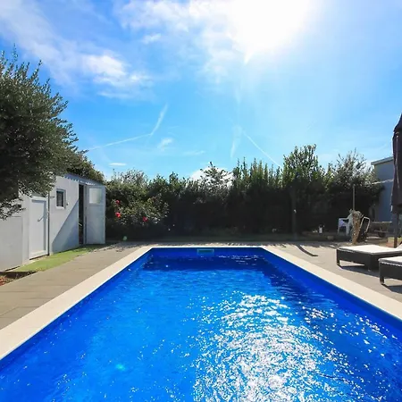 Vila Flat Maya With Private Pool, Garden Near The Town Center Pula