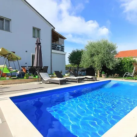 Flat Maya With Private Pool, Garden Near The Town Center Vila *