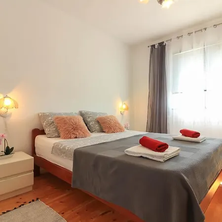Flat Maya With Private Pool, Garden Near The Town Center Vila