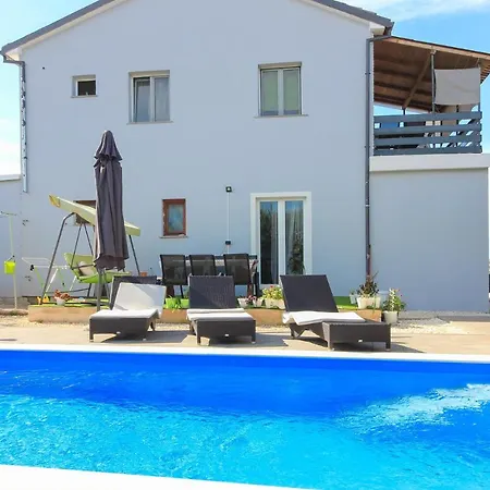 Flat Maya With Private Pool, Garden Near The Town Center *
