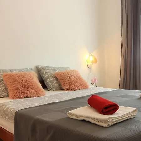 Vila Flat Maya With Private Pool, Garden Near The Town Center Pula