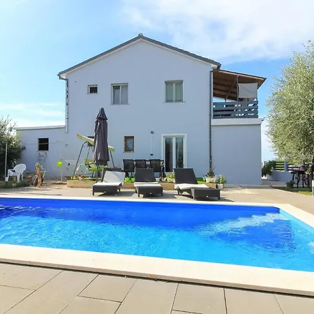 Flat Maya With Private Pool, Garden Near The Town Center Vila