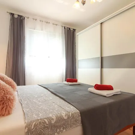 Flat Maya With Private Pool, Garden Near The Town Center