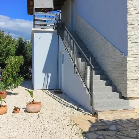 Flat Maya With Private Pool, Garden Near The Town Center Vila *